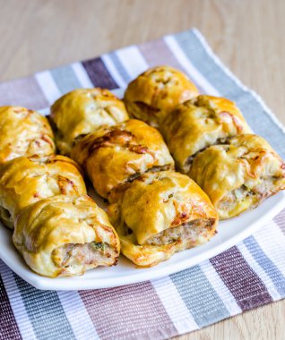 ev yapımı sosis rolls