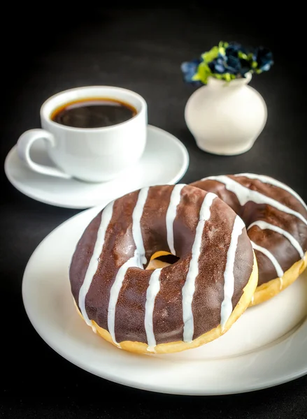 커피 한잔과 함께 초콜릿 도넛 — 스톡 사진