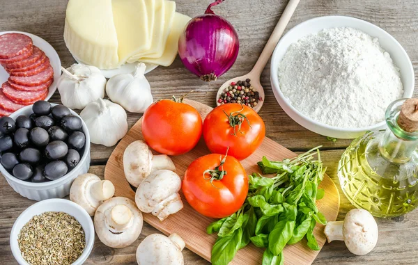 Ingredientes para pizza sobre fondo de madera —  Fotos de Stock