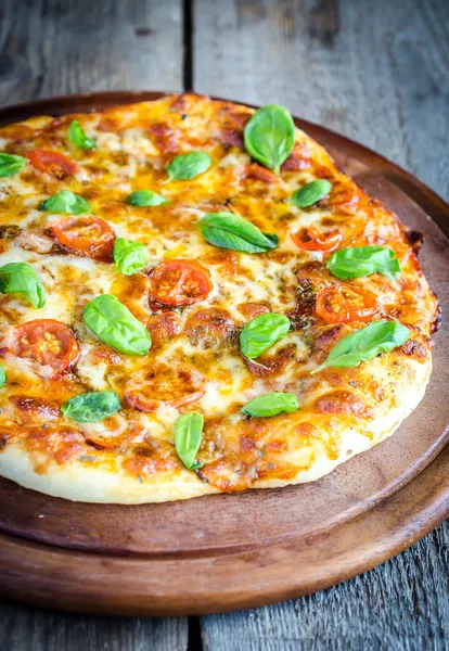 Ev yapımı pizza margherita — Stok fotoğraf