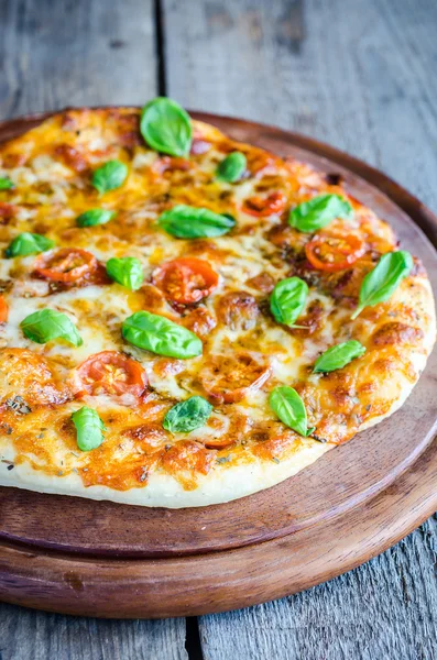 Ev yapımı pizza margherita — Stok fotoğraf