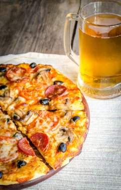 bir bardak bira ile ev yapımı pizza