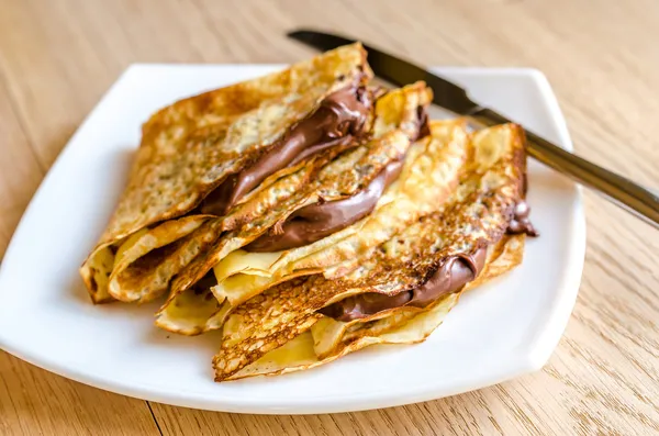 Pannenkoeken met chocolade crème — Stockfoto