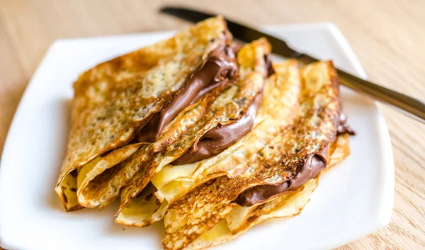 Pannenkoeken met chocolade crème — Stockfoto