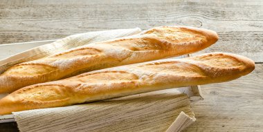 ahşap tepsi üzerinde iki baget