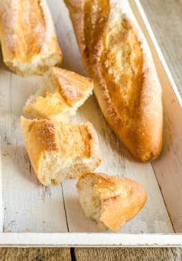 ahşap tepsi üzerinde iki baget