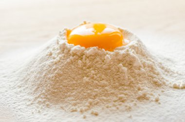 Unda kırılmış yumurta.