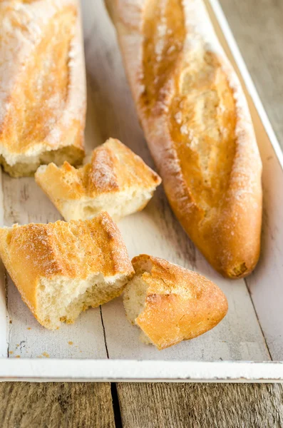 Due baguette sul vassoio di legno — Foto Stock