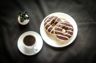 Çikolatalı donuts kahve ile