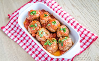 köfte domates sosu ve parmesan ile