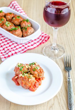 köfte domates sosu ve parmesan ile