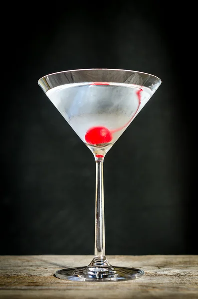 Martini cocktail met maraschino cherry — Stok fotoğraf