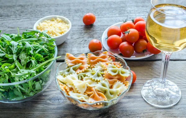 Tricolore farfalle with arugula, parmesan and cherry tomatoes — Stock Photo, Image