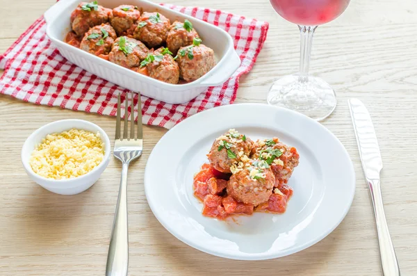 Frikadellen mit Tomatensauce und Parmesan — Stockfoto