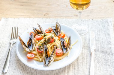 makarna midye ve kiraz domates ile