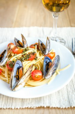 makarna midye ve kiraz domates ile