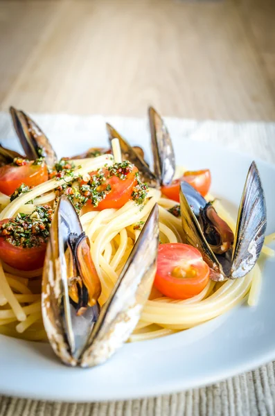 Spaghetti med musslor och körsbärstomater — Stockfoto