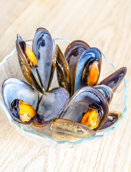 Cuenco de mejillones en la mesa de madera —  Fotos de Stock