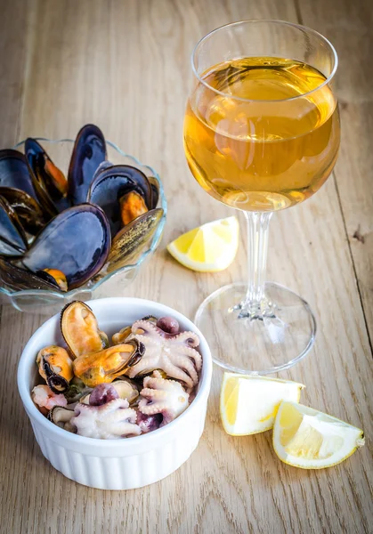 Mussels with a glass of white wine on the wooden table — Stock Photo, Image