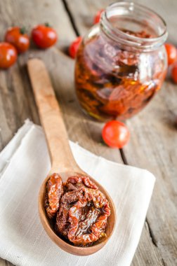 Güneş kurutulmuş ve taze domates