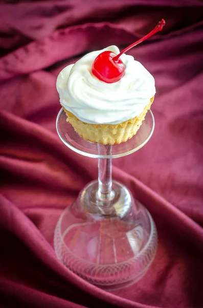 Cupcake com chantilly e cereja marrasquino — Fotografia de Stock