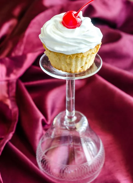 Cupcake con panna montata e ciliegia maraschino — Foto Stock