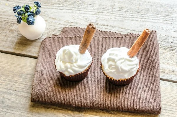 Cupcakes with whipped cream and cinnamon — Stock Photo, Image