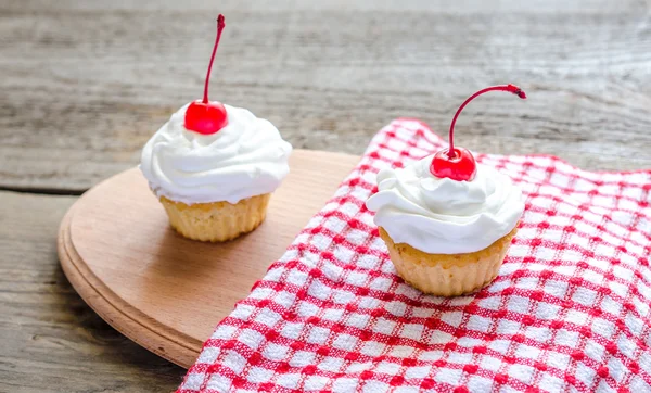 Cupcakes with whipped cream — Stock Photo, Image