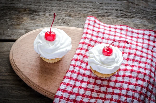 Cupcakes mit Schlagsahne — Stockfoto