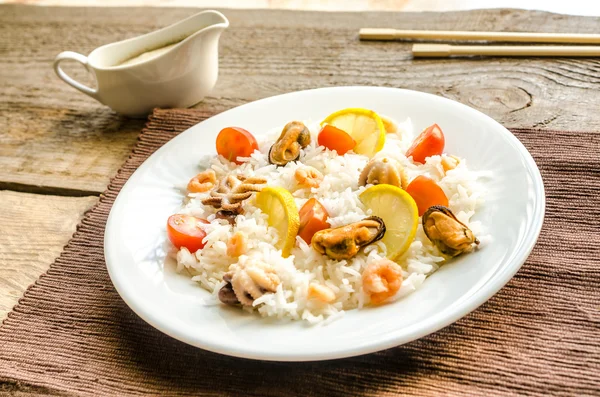 Deniz ürünleri ile Basmati pirinç — Stok fotoğraf