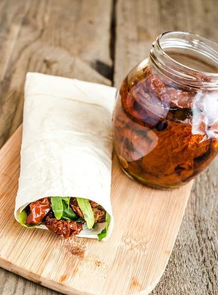 Tortilla con tomates secados al sol — Foto de Stock