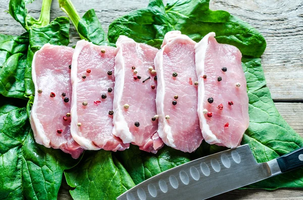 Syrové maso steaky na špenátovými listy — Stock fotografie