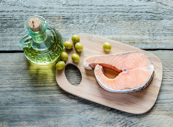 Продукты с ненасыщенными жирами - лосось и оливковое масло
