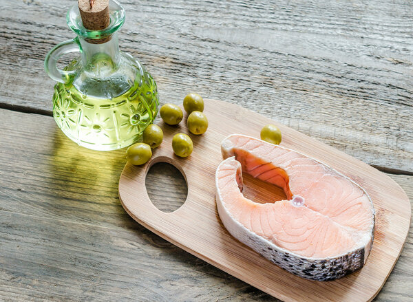 Продукты с ненасыщенными жирами - лосось и оливковое масло
