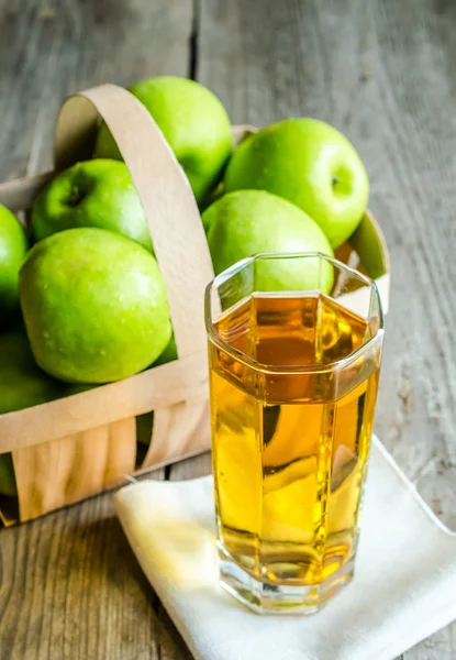 Zumo de manzana con manzanas frescas — Foto de Stock