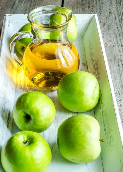 Яблочный сок с яблоками — стоковое фото