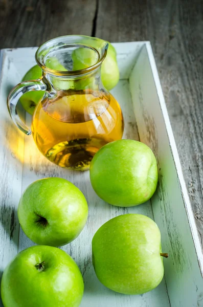 Zumo de manzana con manzanas frescas — Foto de Stock