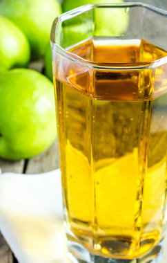 taze elma ile elma suyu