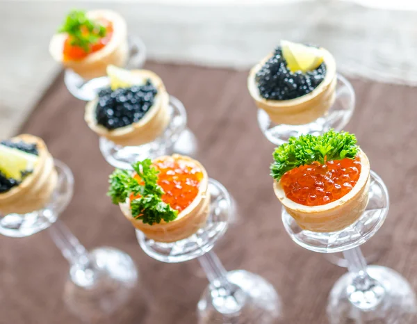 Sanduíches com caviar preto e vermelho — Fotografia de Stock