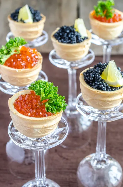 Sandwiches mit schwarzem und rotem Kaviar — Stockfoto