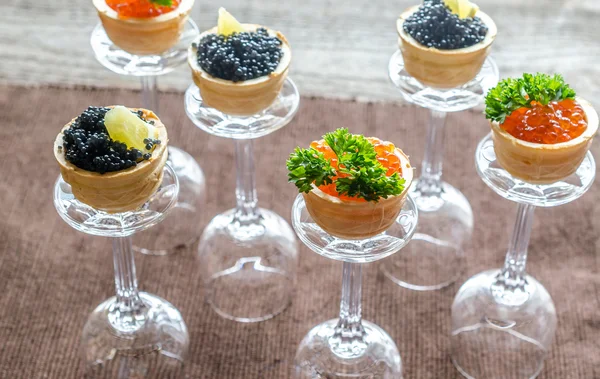 Sanduíches com caviar preto e vermelho — Fotografia de Stock