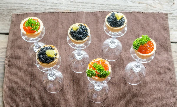 Smörgåsar med svart och röd kaviar — Stockfoto