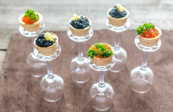 Sanduíches com caviar preto e vermelho — Fotografia de Stock