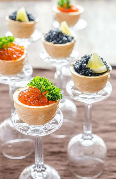 Sanduíches com caviar preto e vermelho — Fotografia de Stock