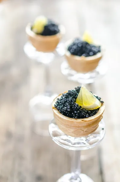 Sanduíches com caviar preto — Fotografia de Stock