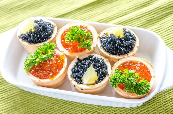 Tartlets med svart och röd kaviar — Stockfoto