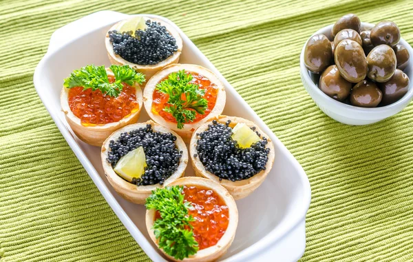 Tartlets med svart och röd kaviar — Stockfoto