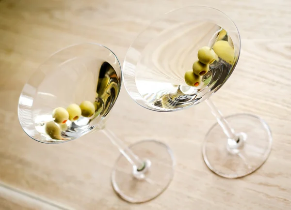 Two olive martini cocktails. The top view — Stock Photo, Image