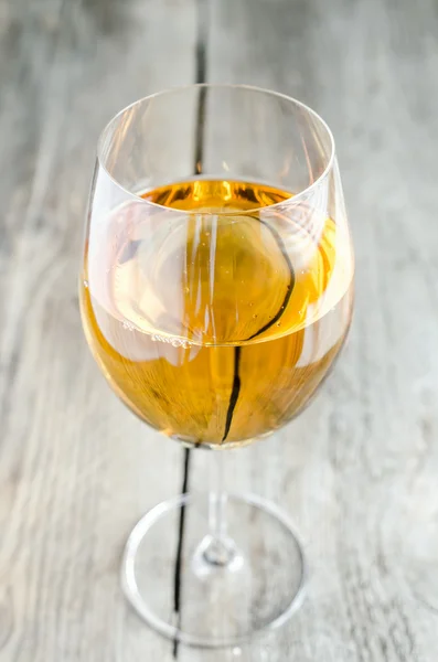 Verre à vin avec vin blanc — Photo