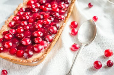 ezilmiş taze kızılcık ile tart